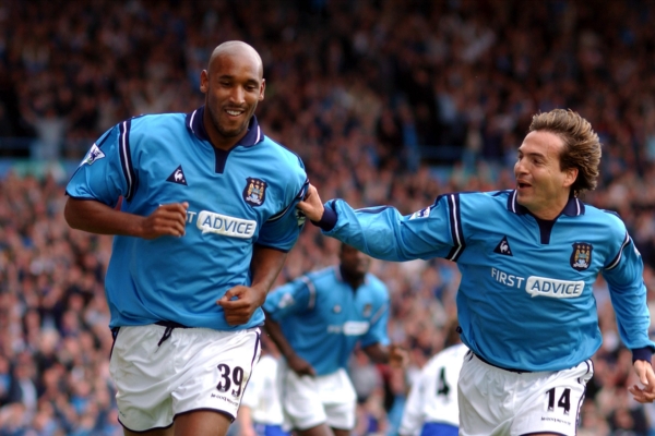 Camisa Titular do Manchester City Retro Le Coq Sportif 2002/03 em azul e branca, celebrando a temporada lendária com jogadores icônicos. Adquira a sua com 10% de desconto na primeira compra e frete grátis para todo o Brasil!